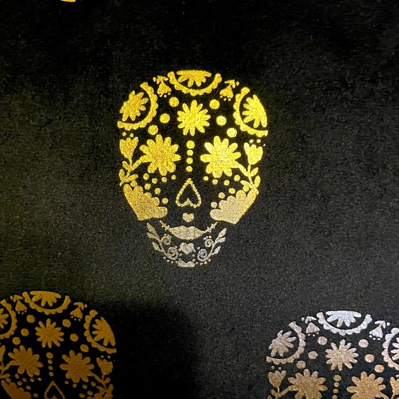 NWT Day of the Dead/ Dia de los Muertos Black tassel pillow with Gold Skulls - Picture 4 of 6